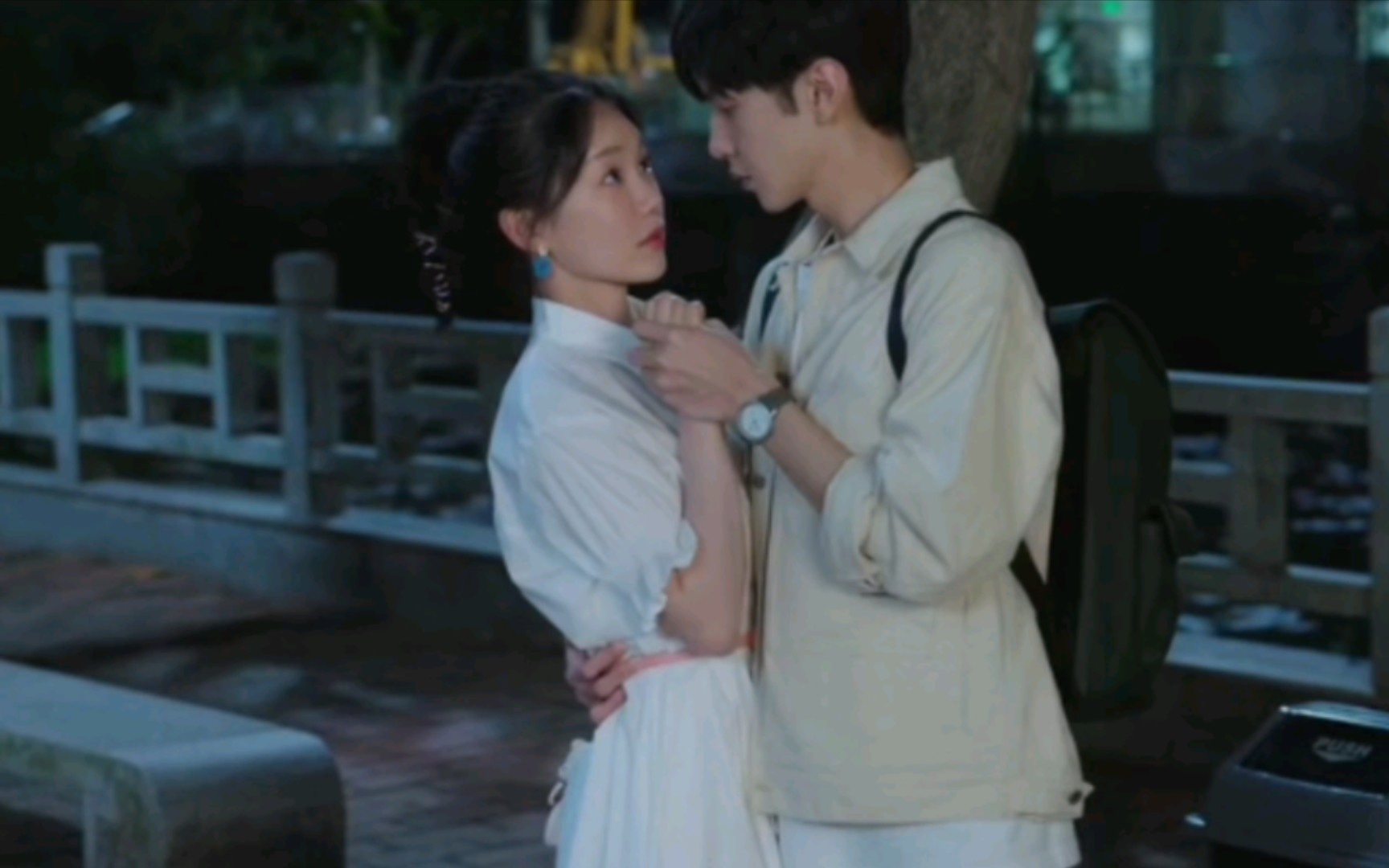 丁羡与周斯越隔空牵手,二人突然抱在一起,心动瞬间