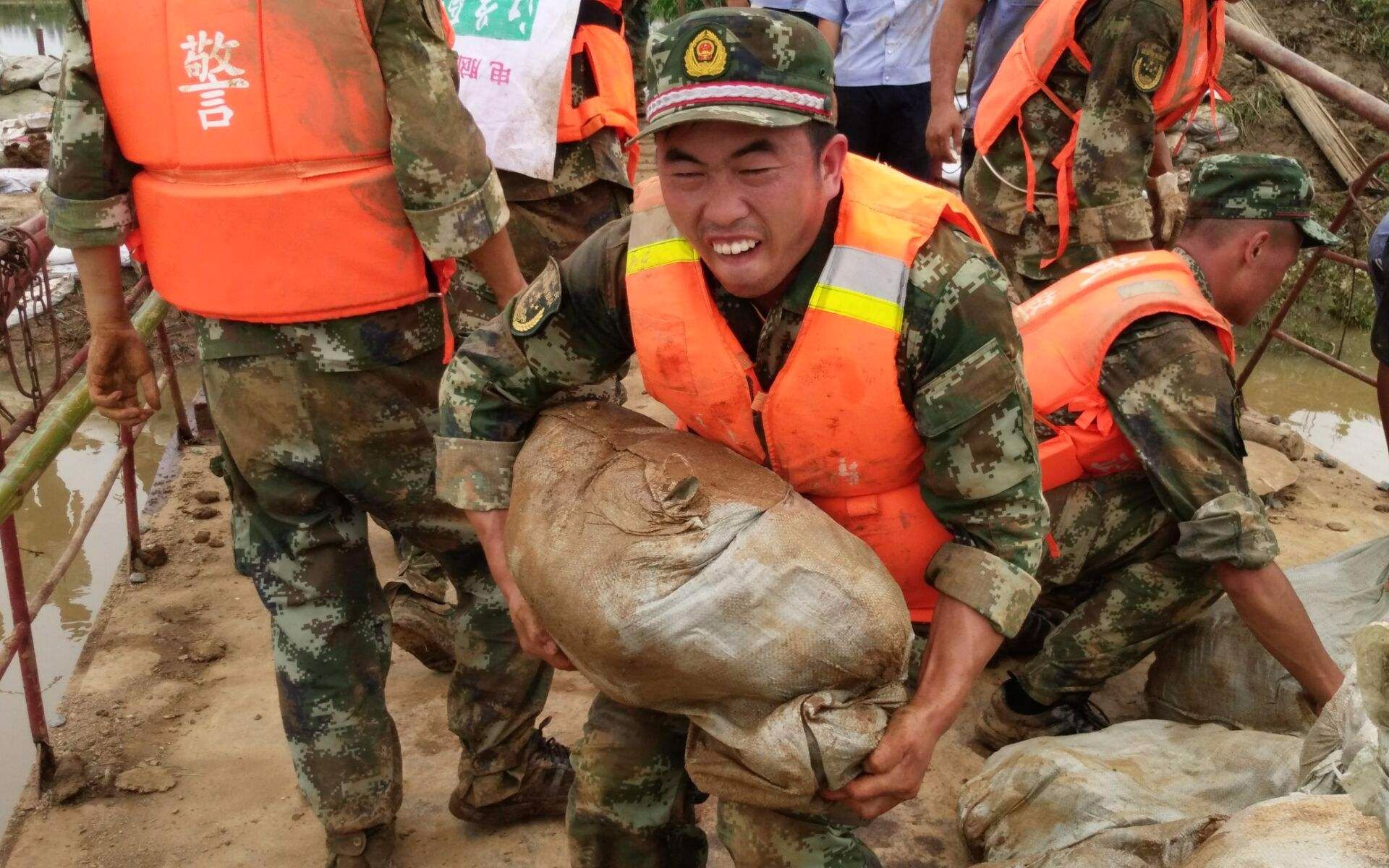 【军营民谣】《满身泥巴的兵》小曾哔哩哔哩bilibili