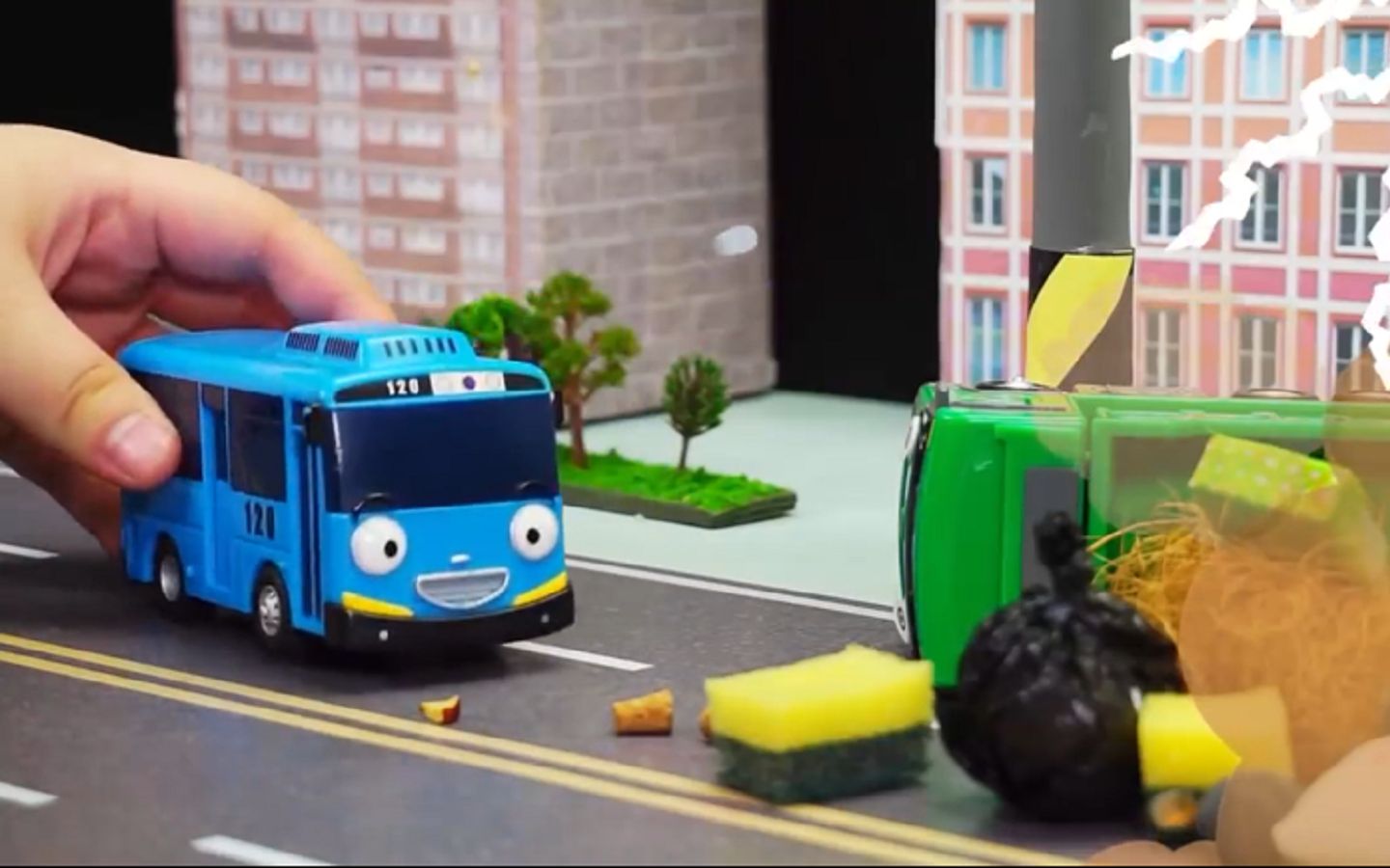 环卫车打瞌睡撞到电线杆垃圾掉一地 玩具车找朋友清理道路