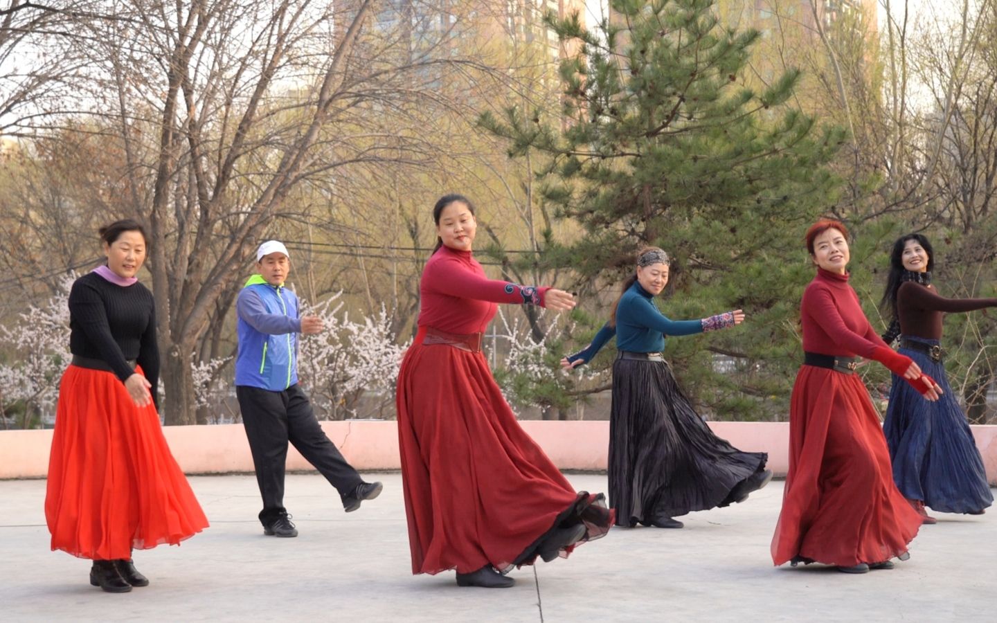 [图]小鹏老师领跳广场舞《情歌呀啦嗦》节奏动感，舞步欢快