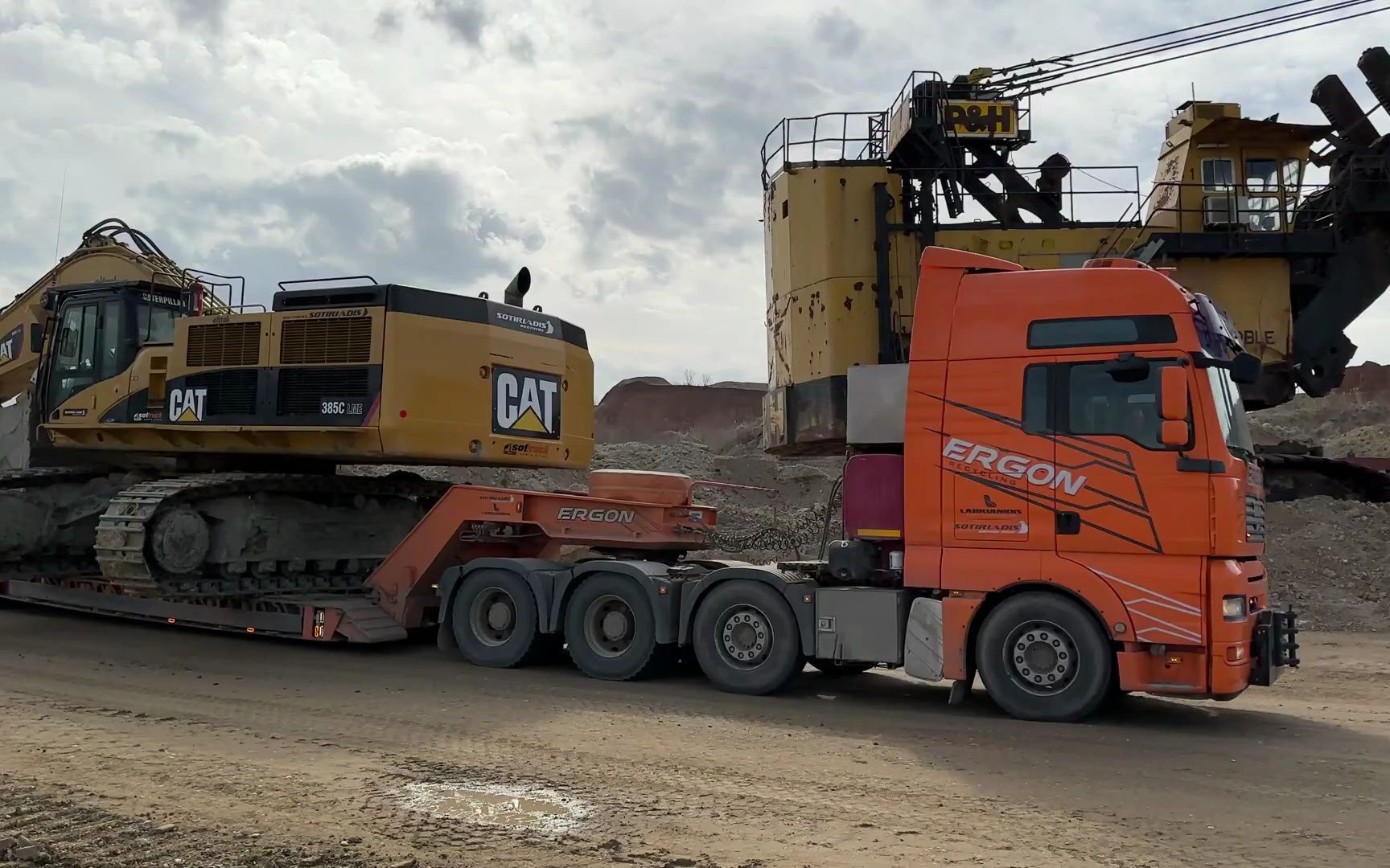 现场装载和运输卡特彼勒385c挖掘机