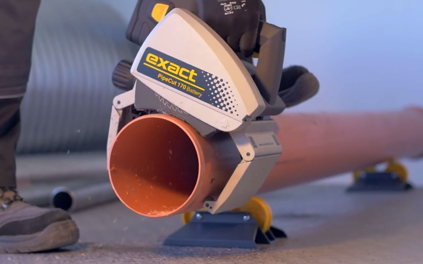 小型充电式管子切割机便携式切管机切管过程