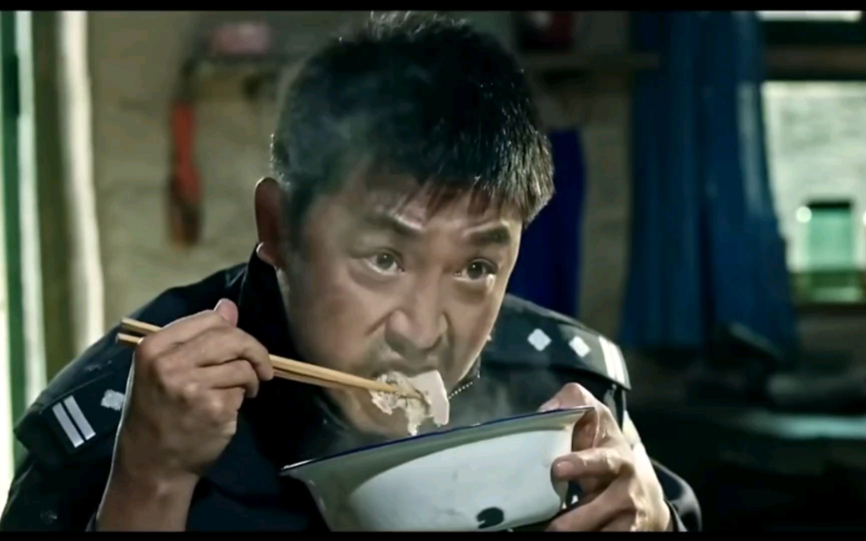 【电影里的下饭名场面】大叔冬天吃炖羊肉,真是太香了,旁边的狗都忍不