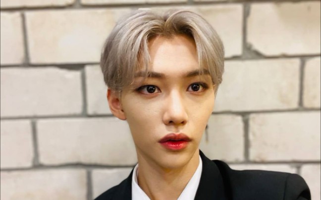 straykidsfelix跟李龙馥学自拍人像模式爱好者李菲力高颜值帅哥