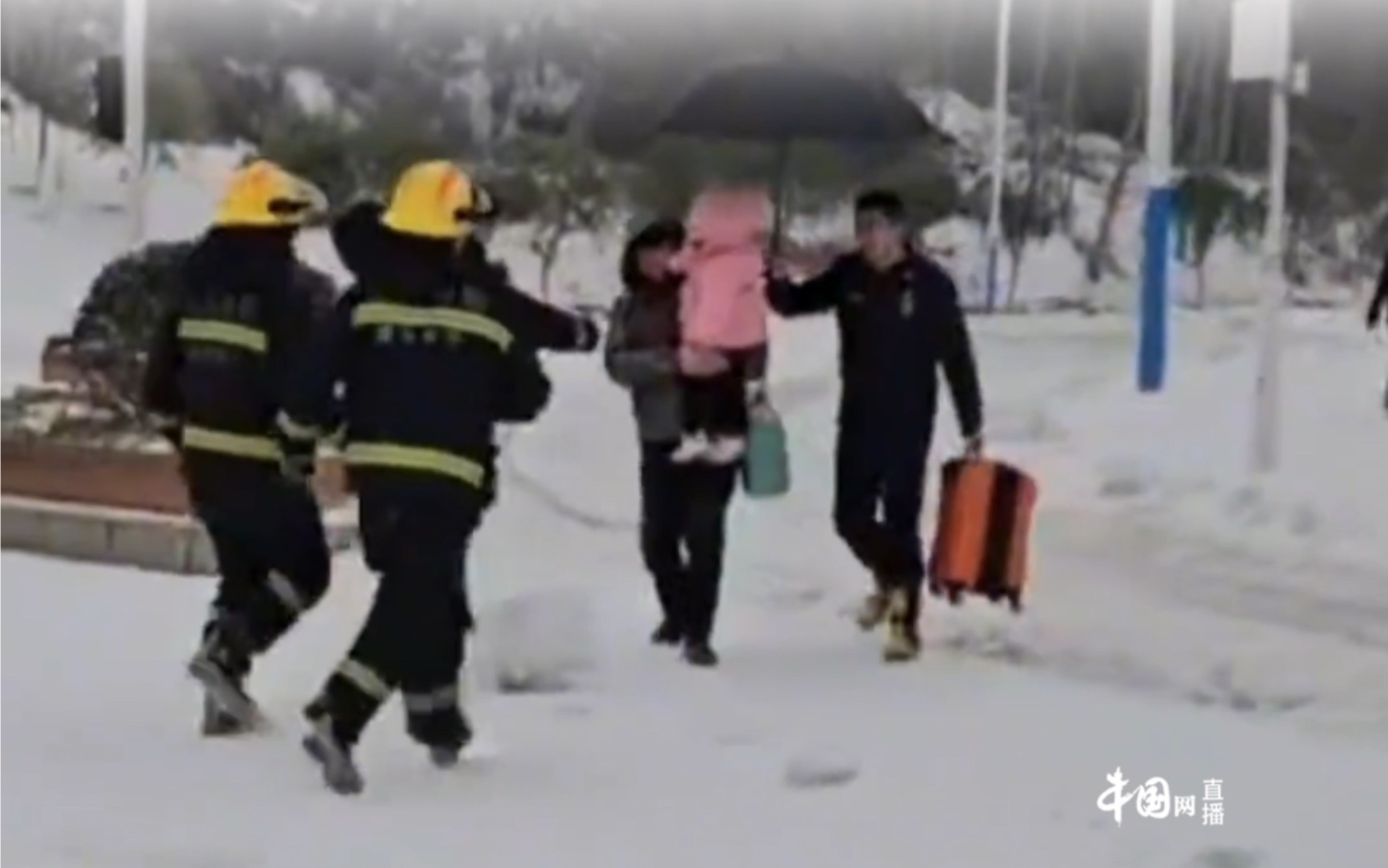 2月22日,湖北咸宁.女子家中老人离世,因暴雪冻雨打不到车导致赶不上高铁,求助路过消防后平安到达.哔哩哔哩bilibili