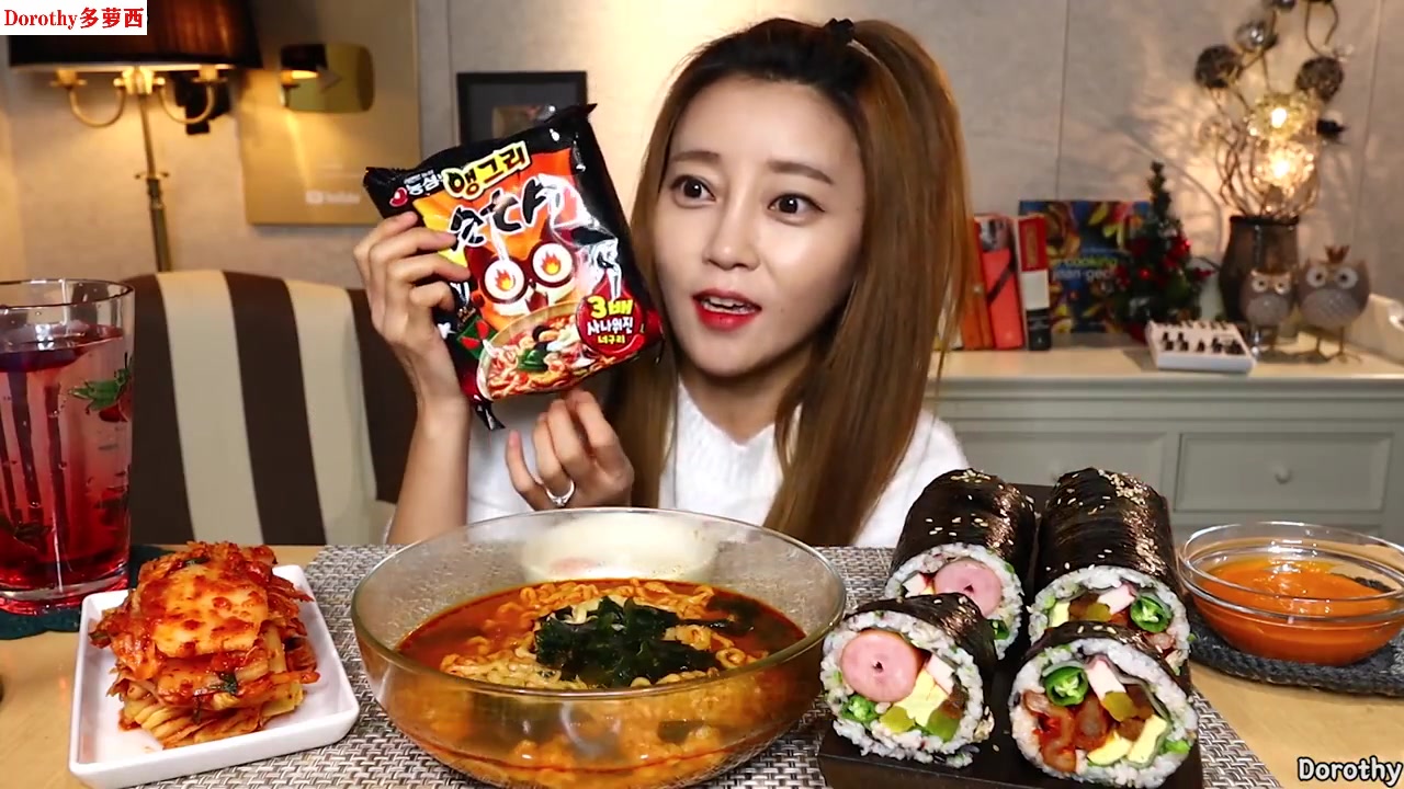 dorothy多萝西吃小浣熊泡面,加整只鸡爪和大份量紫菜包饭吃播!