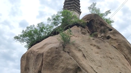 [图]瑞云庵遗址的金刚石塔，建在一块巨石上面的塔