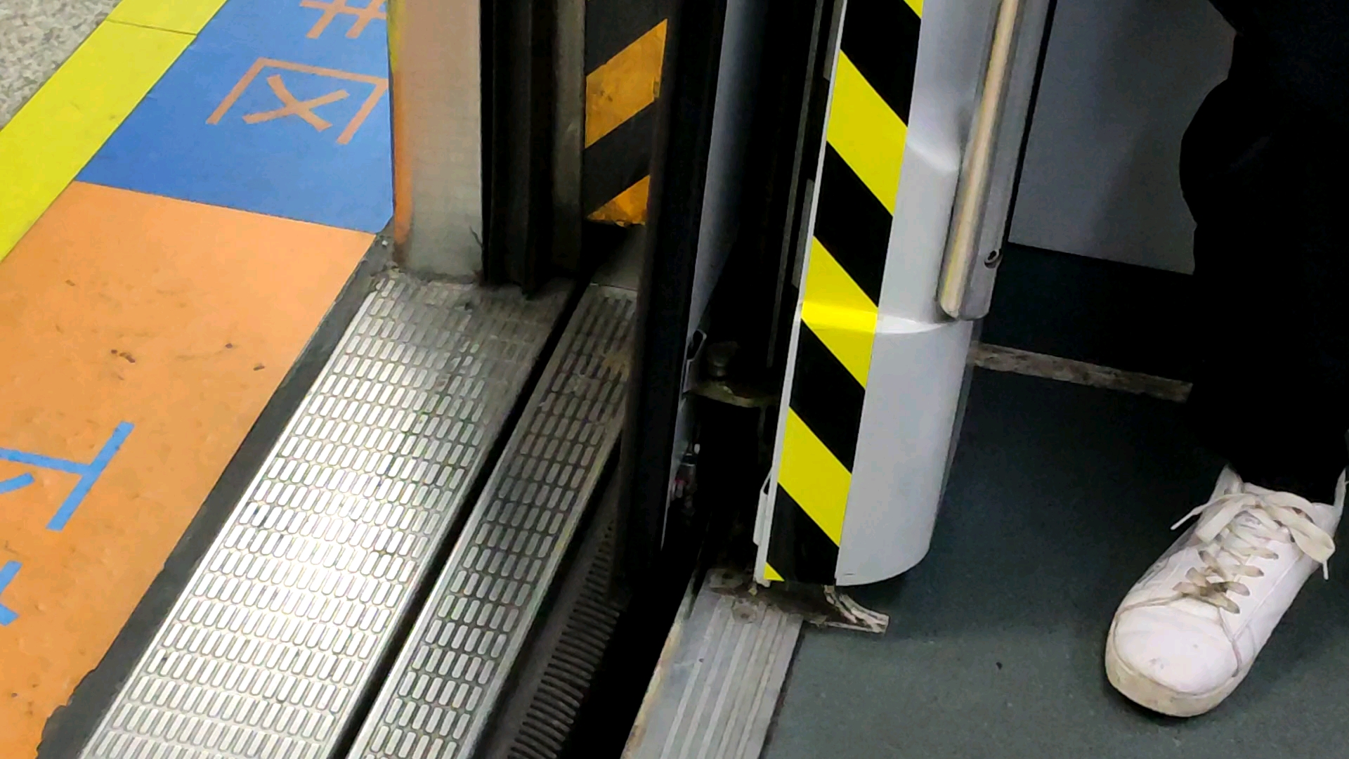 羊角地铁2号线 塞拉门关门实拍