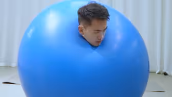 蛋仔派对cos？？正装男挑战整个人钻进超大号气球