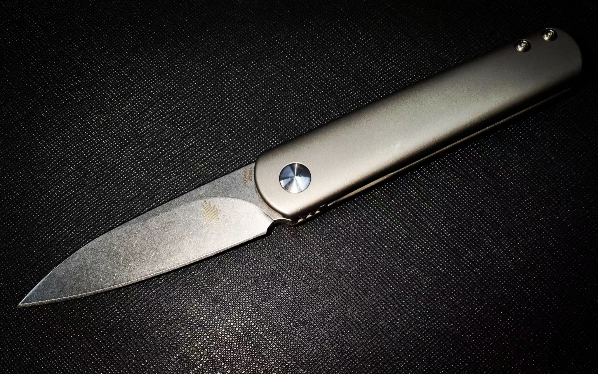 拥有战术折刀设计元素的它却成为优秀的现代绅士口袋刀kizerfeist凯泽