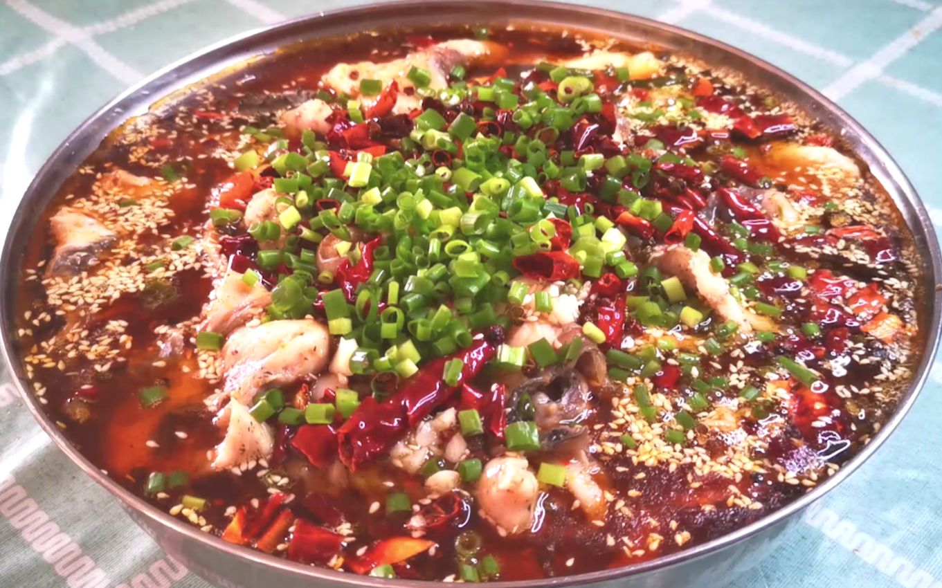 不用去饭店,在家里这样做水煮鱼,麻辣鲜香一大盆,根本不够吃