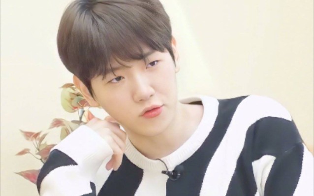 边伯贤wuli小狗勾的顺毛怎么这么可爱呢让姐姐蹭一下吧