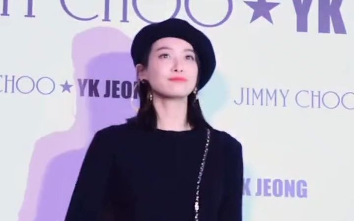 [图]#宋茜 #kpop #jimmychoo 那天记者唯一一次对台上正在拍照的嘉宾说话，是对着宋茜说了一句“Victoria xi，好久不见”这就是她十年青春的意义