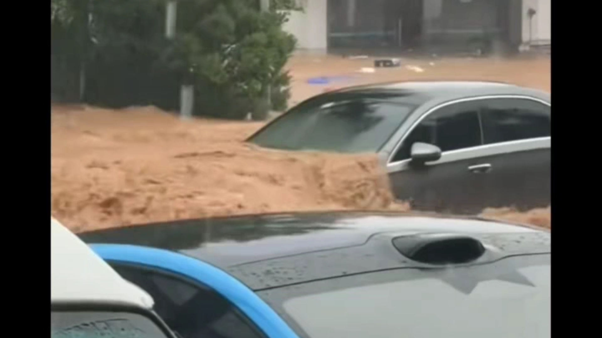 江苏宜兴山洪爆发真的吓人!!!😨😨