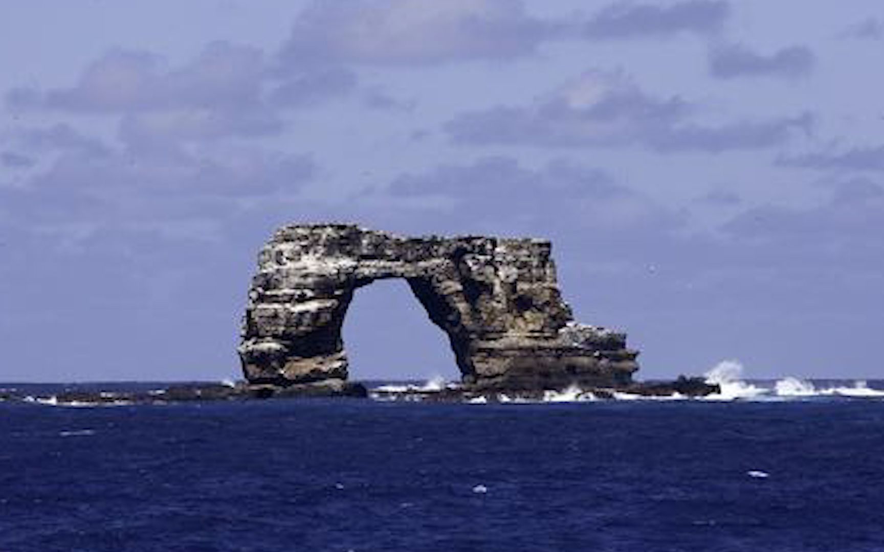 著名地标达尔文拱门坍塌因海水侵蚀只剩两根石柱