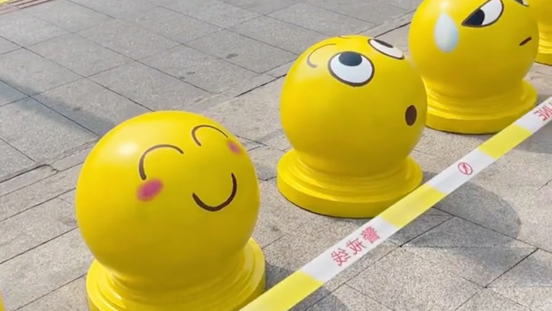商场门口把石墩都画成表情包 #石墩子竟是痛经克星 #表情包 #搞笑