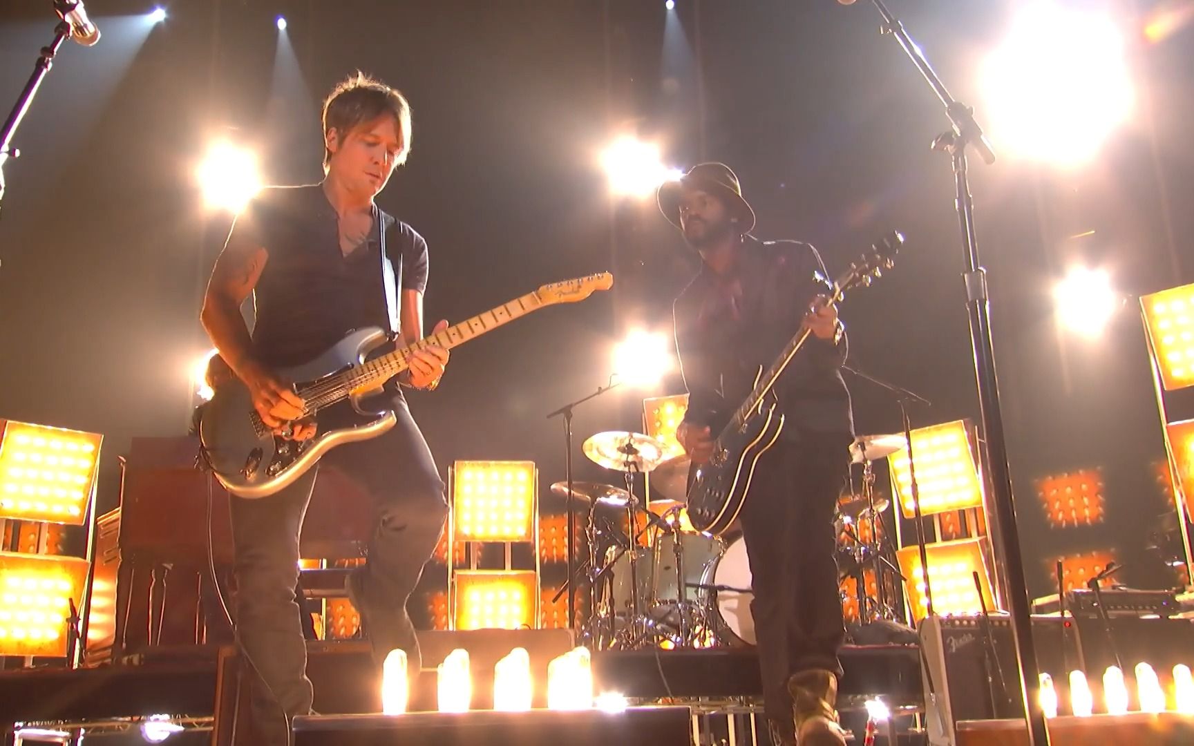 [图]Keith Urban & Gary Clark, Jr. - Cop Car Live Grammy Awards 2014