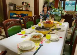 Descargar video: 朋友带孩子来北京游玩，我用两口锅做了京酱肉丝和海鲜！