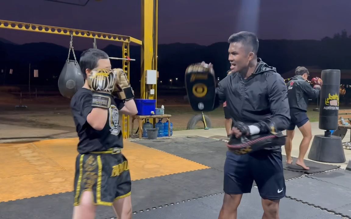 泰拳王播求教中国"单车女孩"李珍香 泰拳