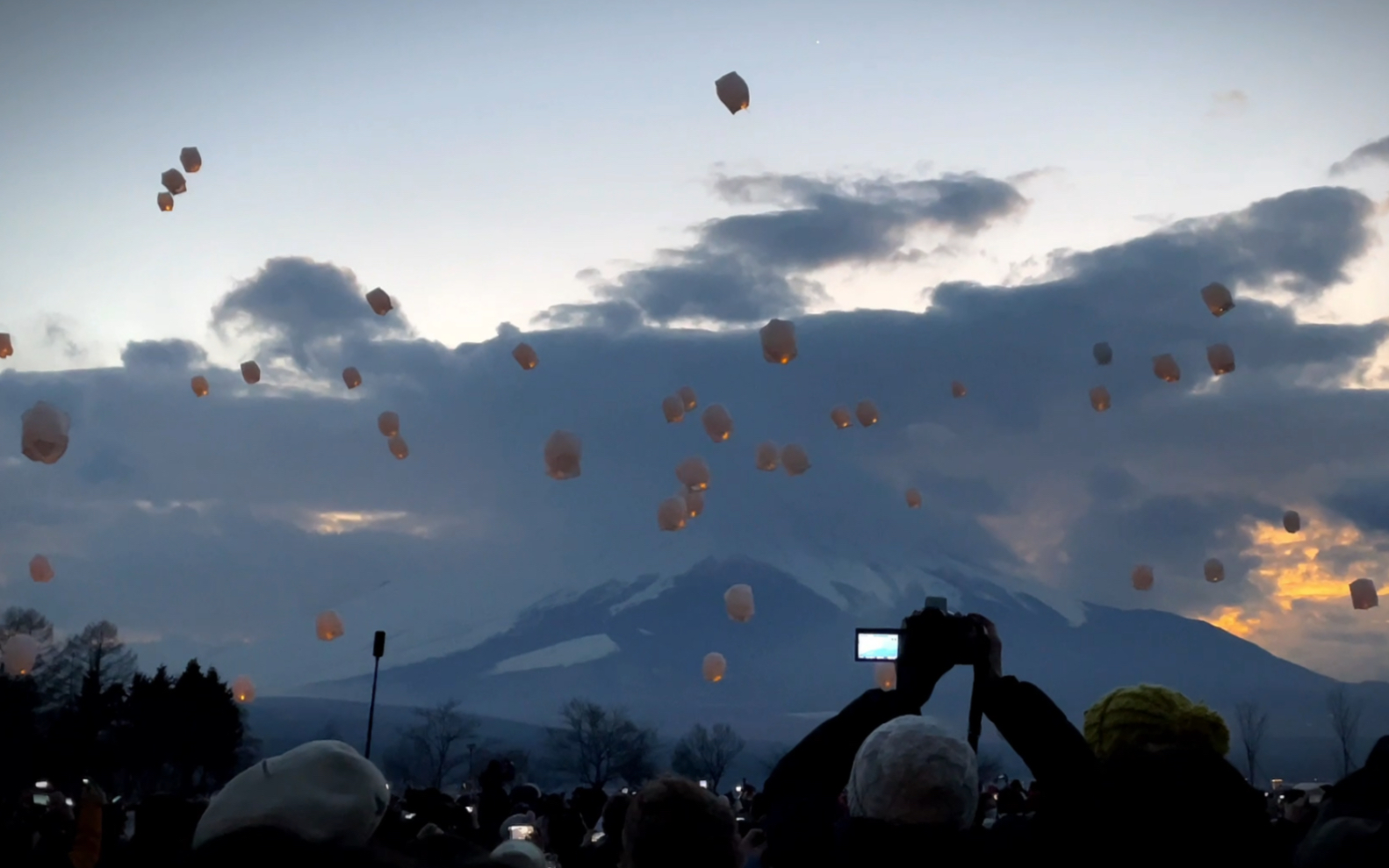 [图]【出行vlog】富士山冰蜡节｜采摘草莓｜富士山山中湖｜孔明灯与山前烟火