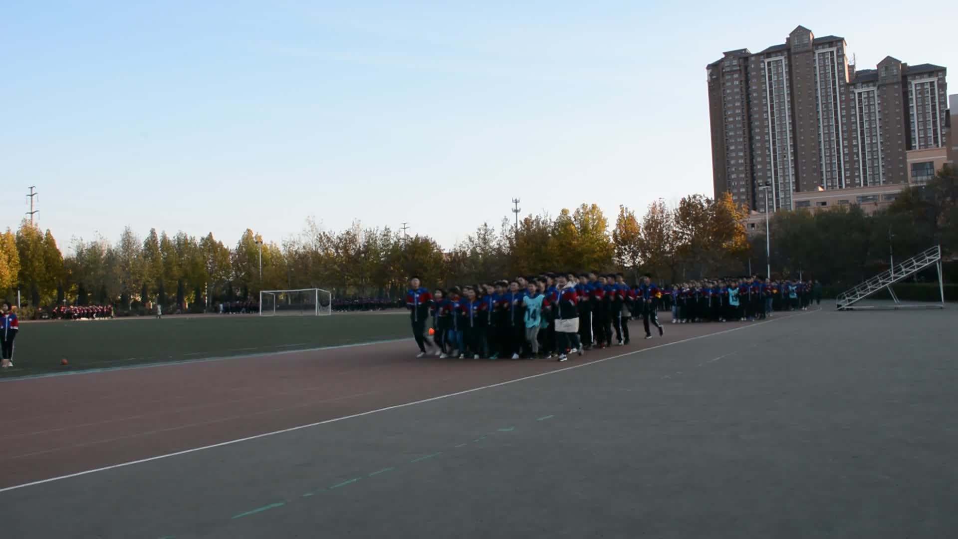 新乡市一中实验学校初二年级班主任的一天跑操片段