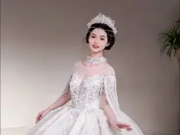 Скачать видео: 绝美仙奢风婚纱～仙气感十足