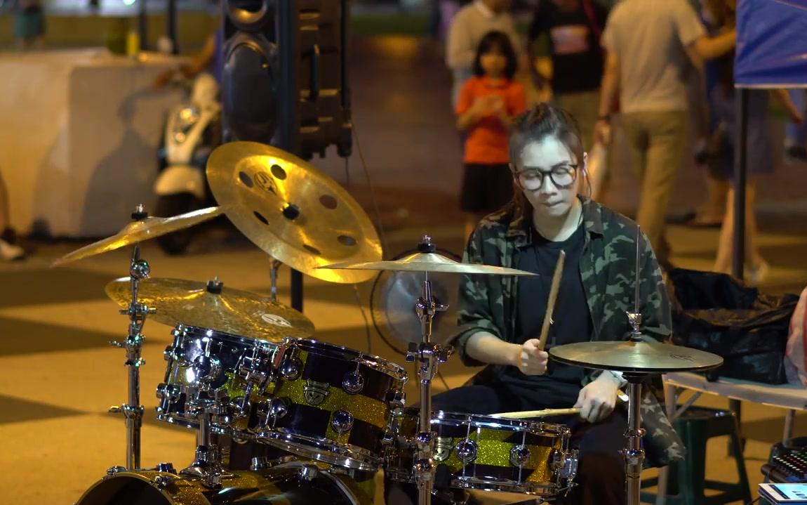 街头艺人罗小白架子鼓表演《超越无限》,酷到没朋友!