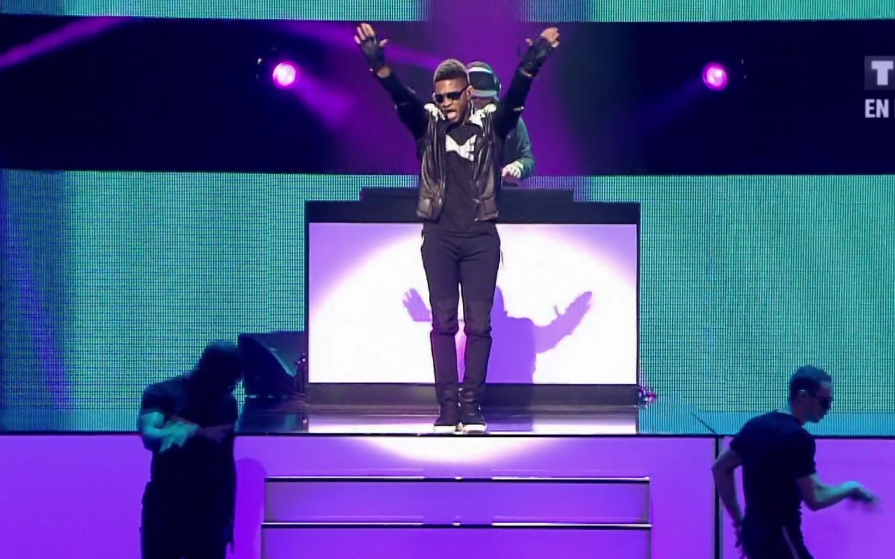 [图]Usher - DJ Got Us Fallin' In Love & OMG (Live NRJ Music Awards 2011-01-22)