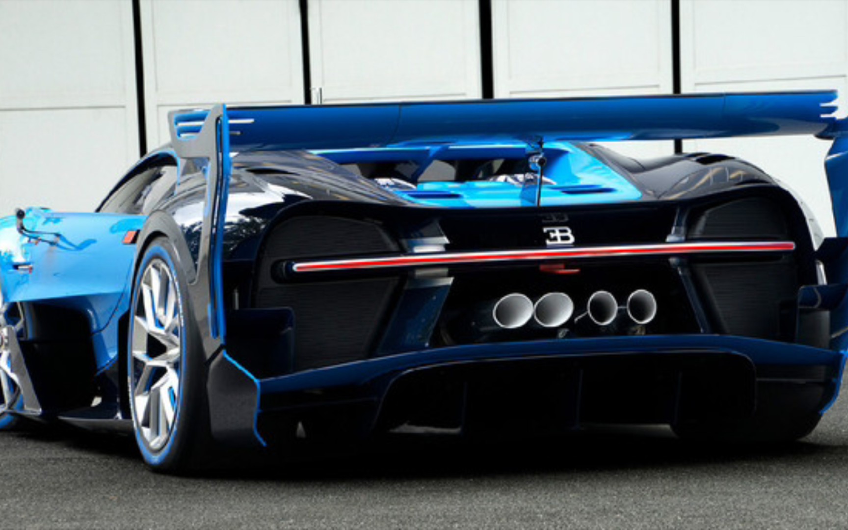 布加迪现身街头,近距离鉴赏一下,这尾翼太夸张了