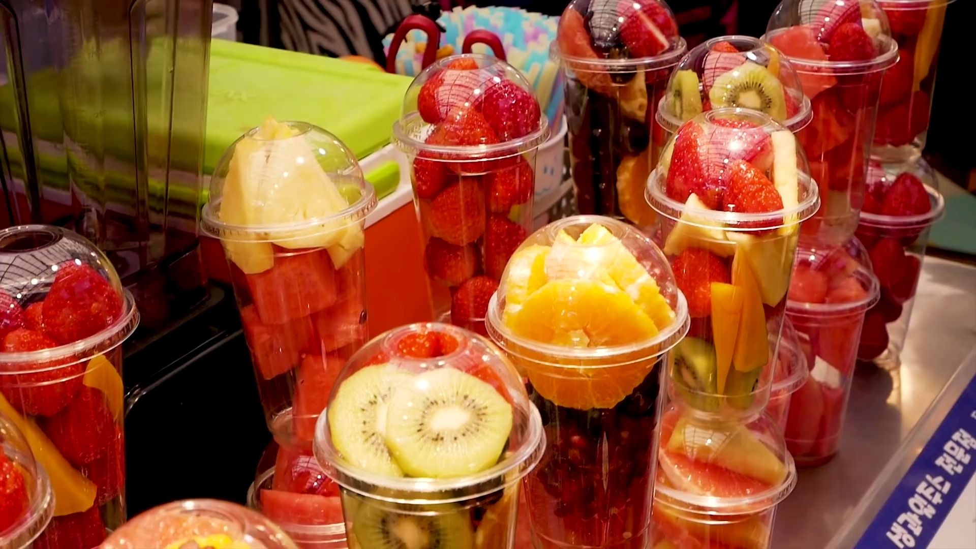 韩国街头果汁店,全部鲜榨,都要漫过杯子了