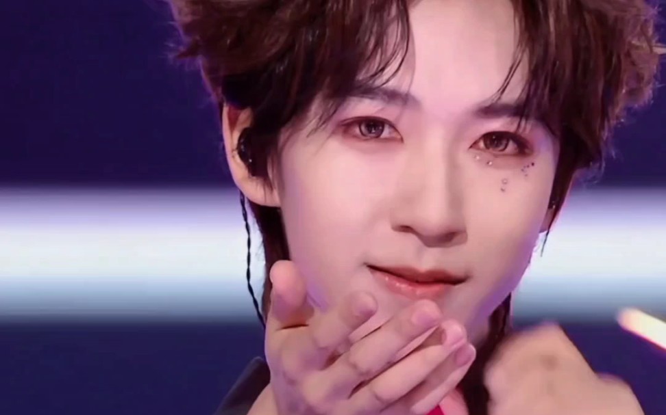 贺峻霖澳门演唱会舞台造型被脸撑起来了!