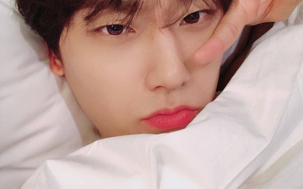 颁奖典礼紧张的像小狗笑起来嘴边有小括号的男演员李到晛