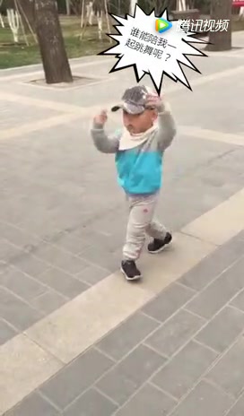 奶奶带大的宝宝 3岁引领广场舞动作太标准-爱