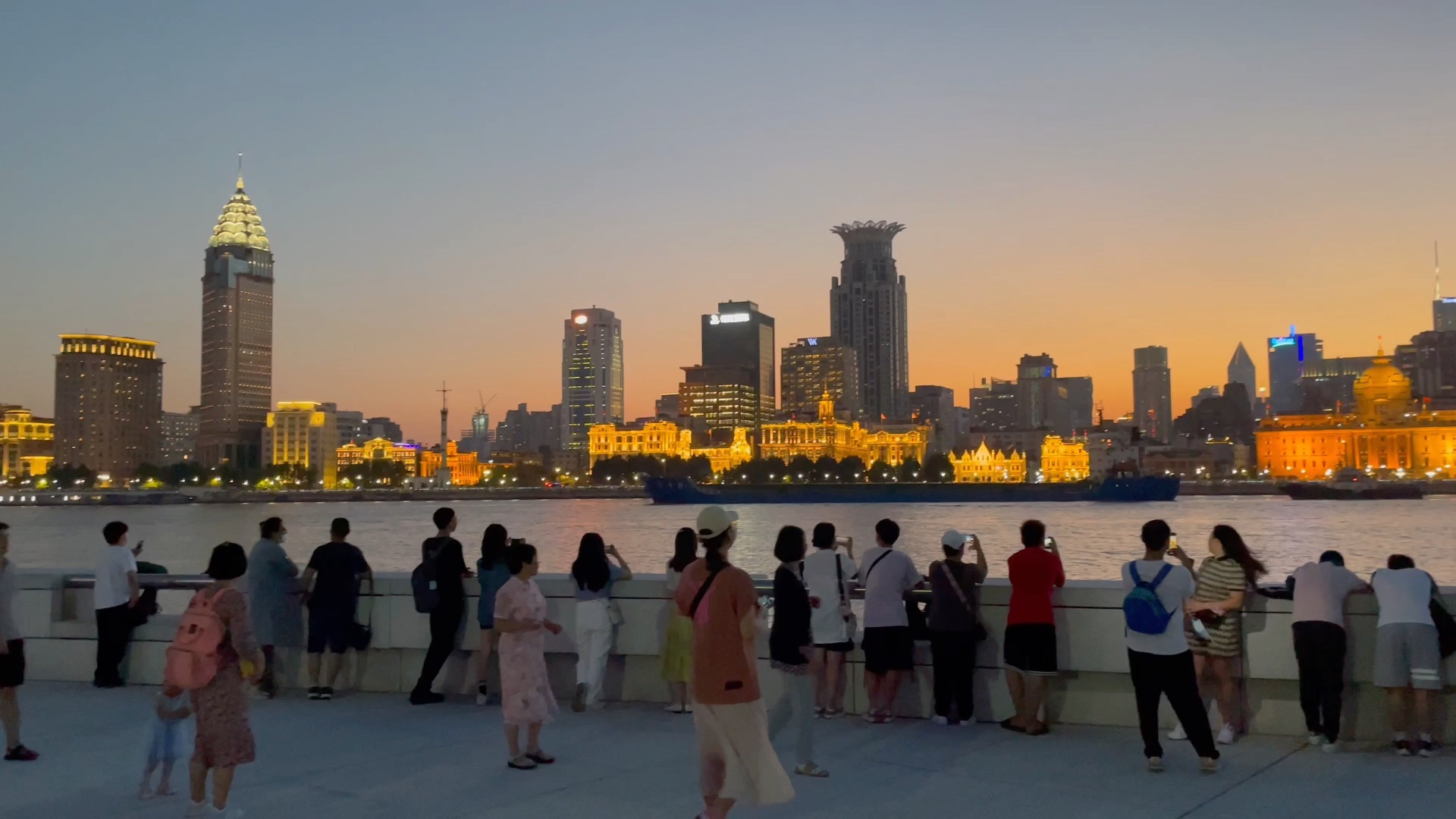 10月3日晚上海浦东滨江大道视角外滩夜景