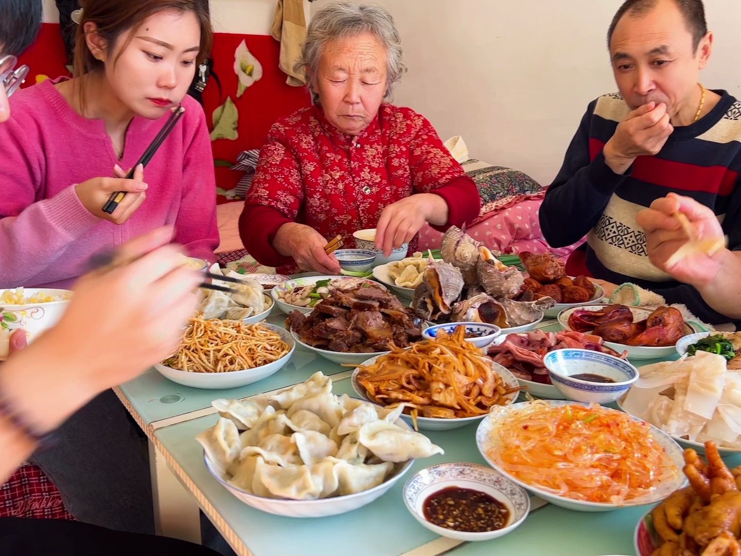 婆媳买菜回娘家吃饭,老妈包芹菜饺子还有酱牛肉,大海螺吃的过瘾
