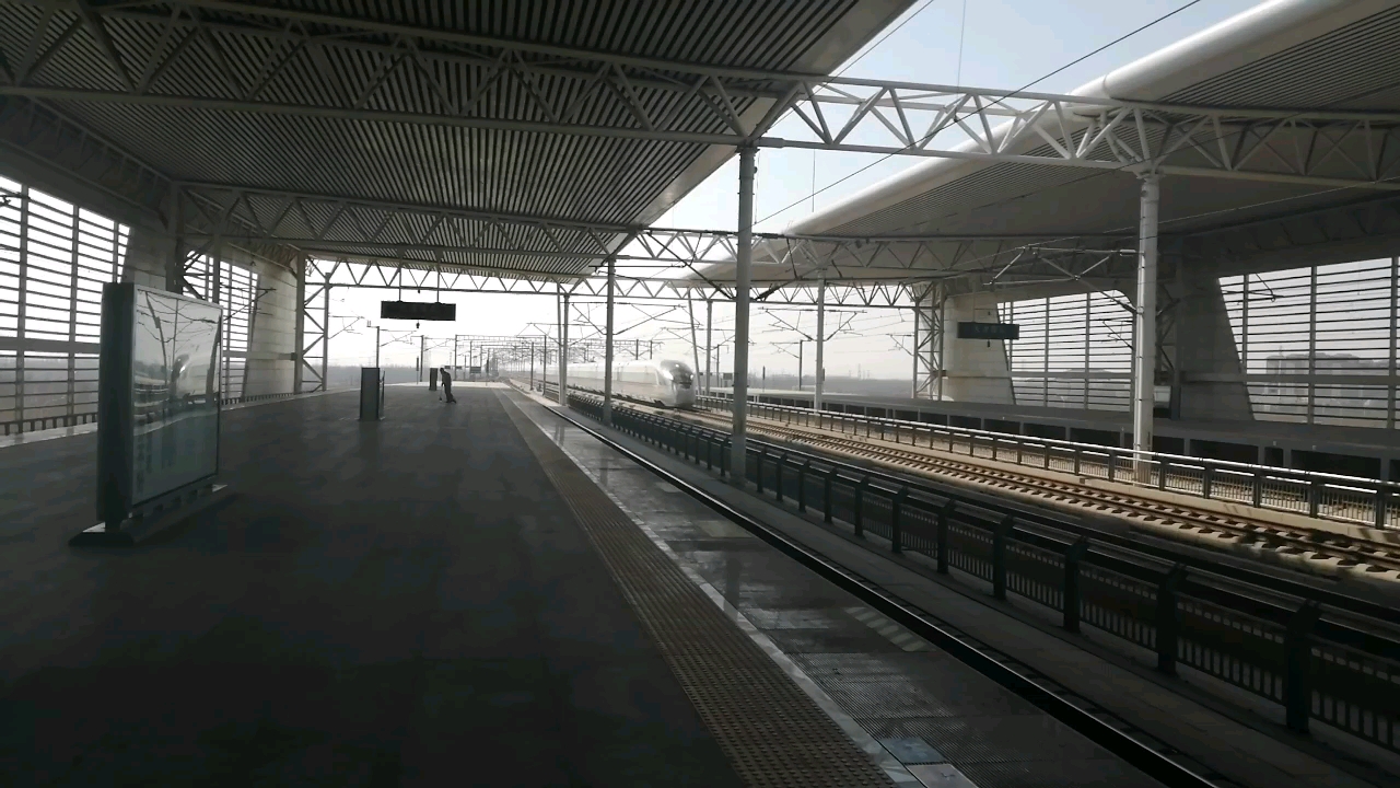 cr400-bf京沪高速场天津南站正线通过