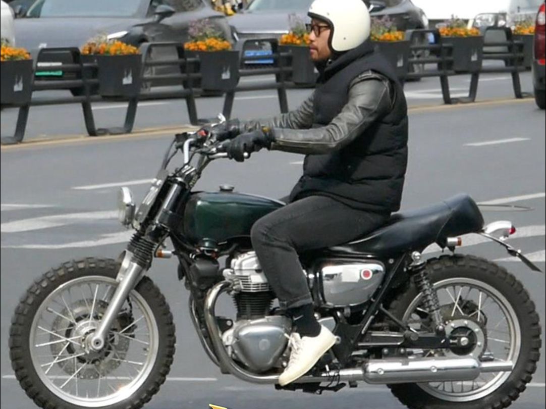 川崎w800改装,这是会玩复古的,改装的相当有型,帅啊