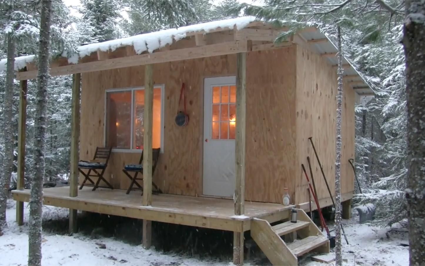 獨自闖入荒野無人區,蓋建一棟木屋居住,冰天雪地顯得格外奢華!