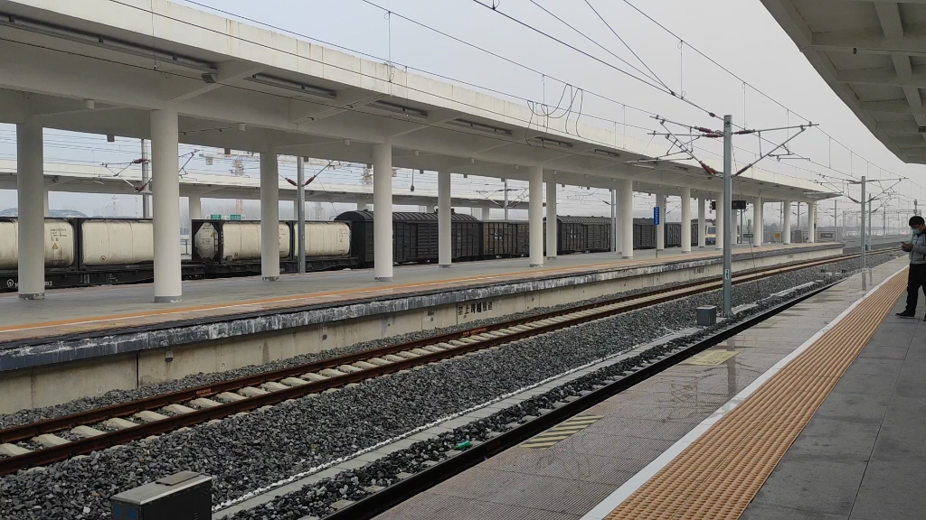 [中国铁路]df8b牵引货列出盐城站·新长铁路·盐城站5站台拍车