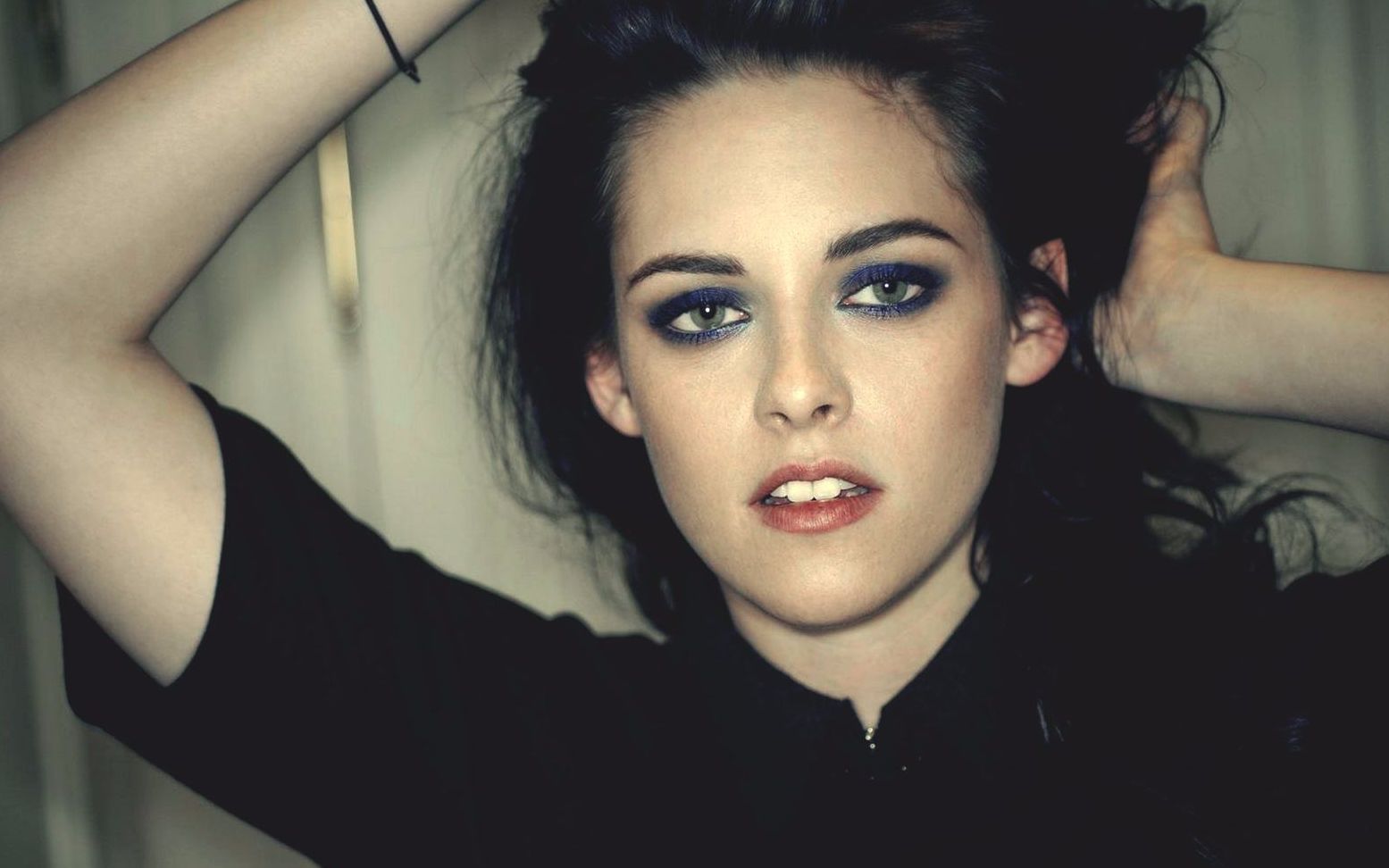 暮光女主剪完短发个性十足,光脚走完戛纳红毯,让网友直呼不认识_哔哩