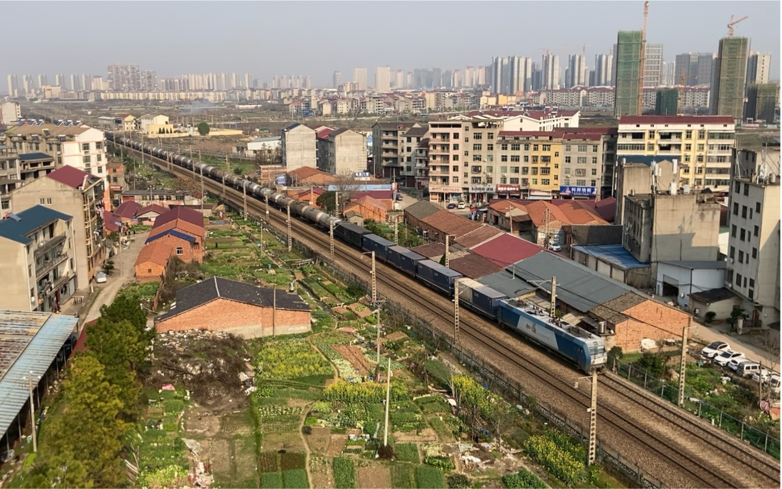 hxd1b牵引罐车通过丰城站