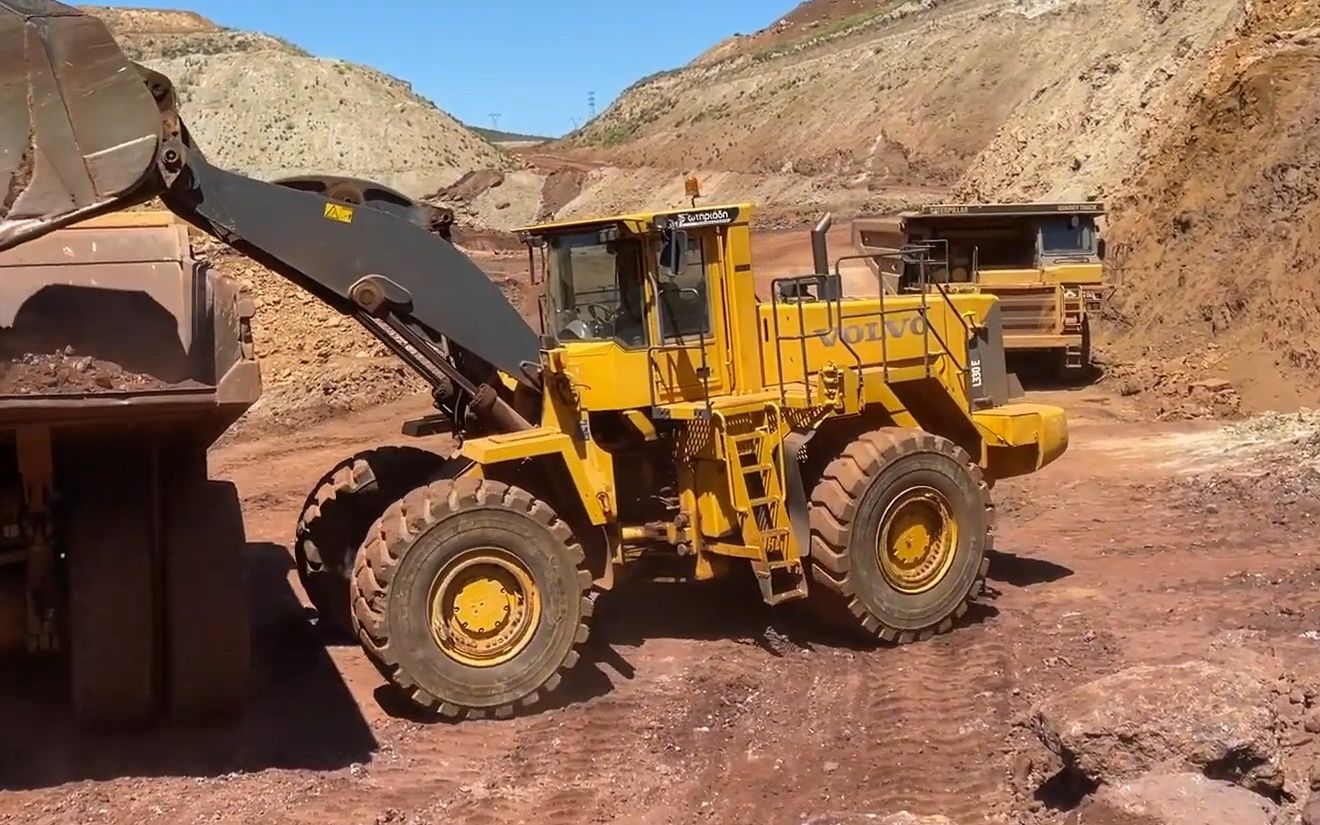 沃尔沃l330e装载机施工装车