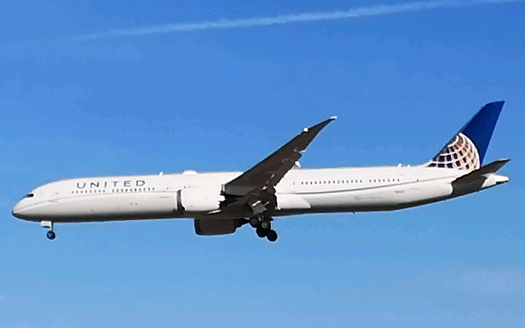 美联航最新机型b787-10降落首都机场东跑道