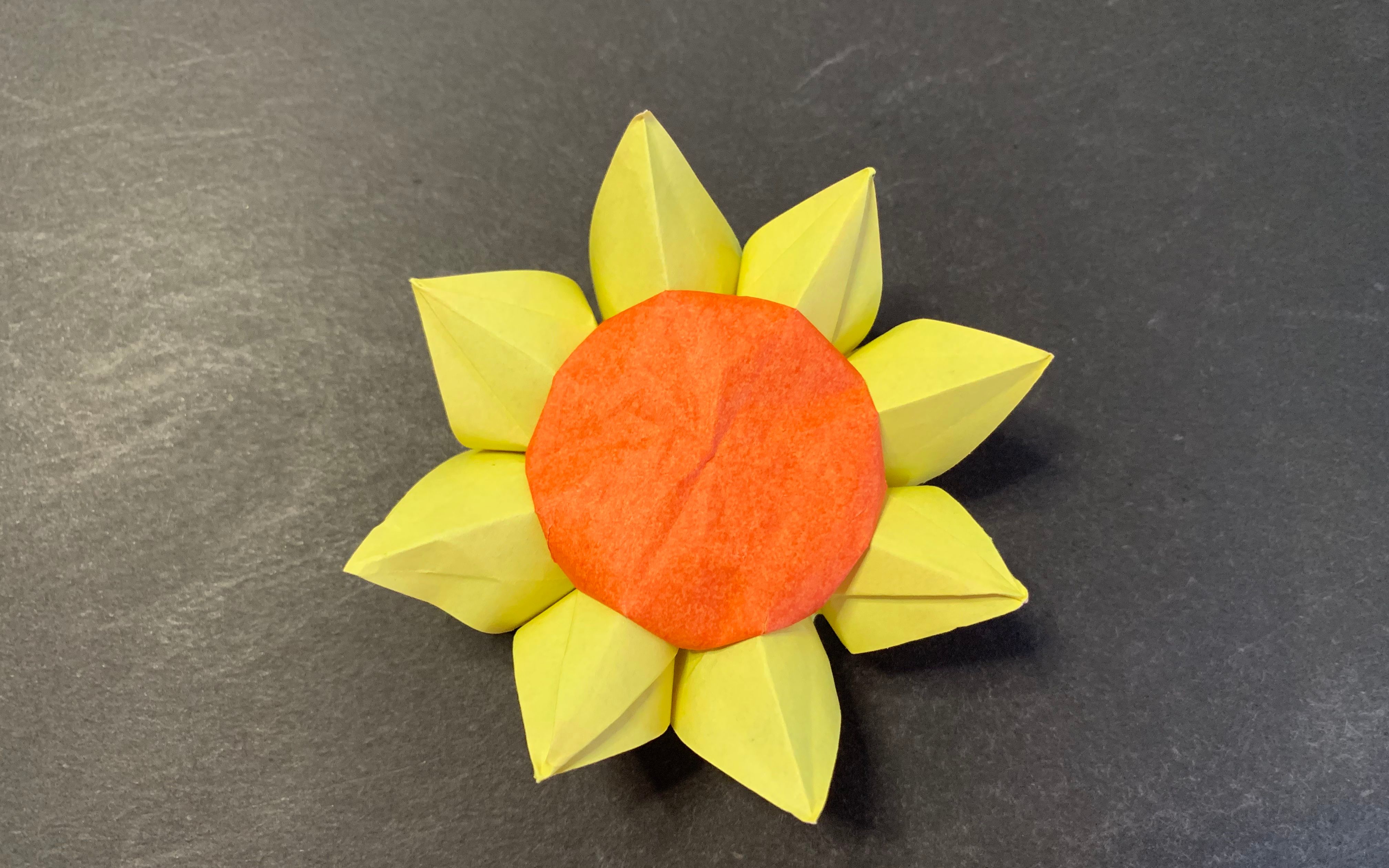 一朵非常漂亮的太阳花,也就是向日葵折纸教程,很简单哦!