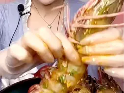 Tải video: 【一鑫吸虾】4只超大生腌虎虾 猛炫