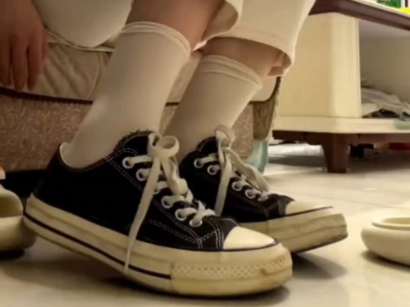 还是经典款帆布鞋配小白袜最耐看