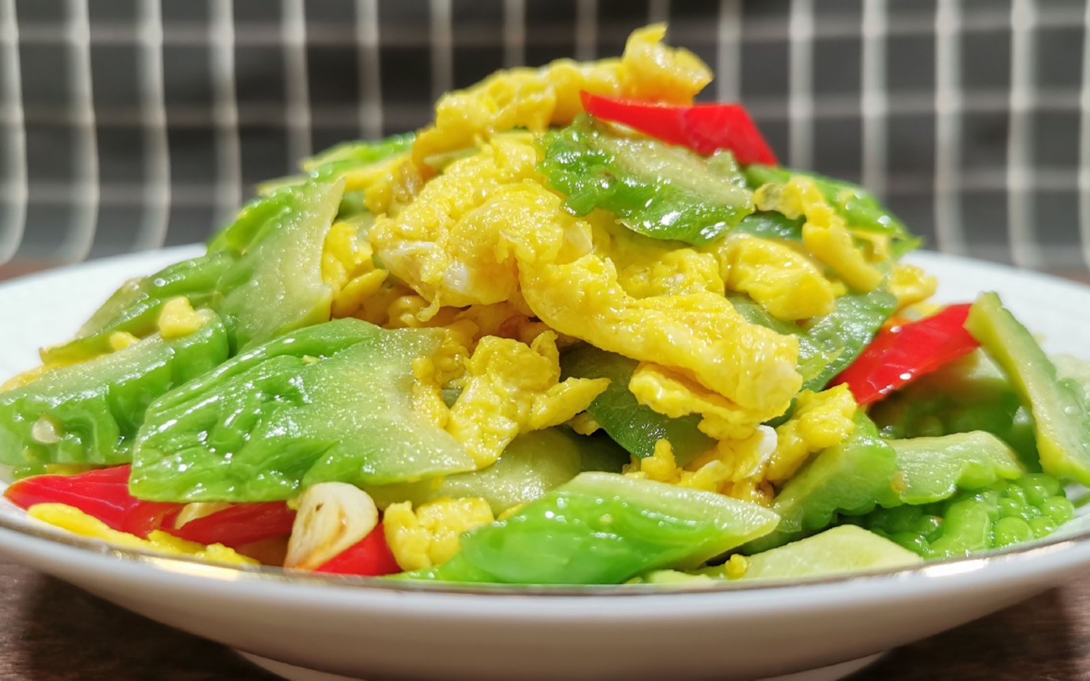 苦瓜炒鸡蛋的正确做法,这样做苦瓜不苦,鸡蛋滑嫩,苦瓜脆爽