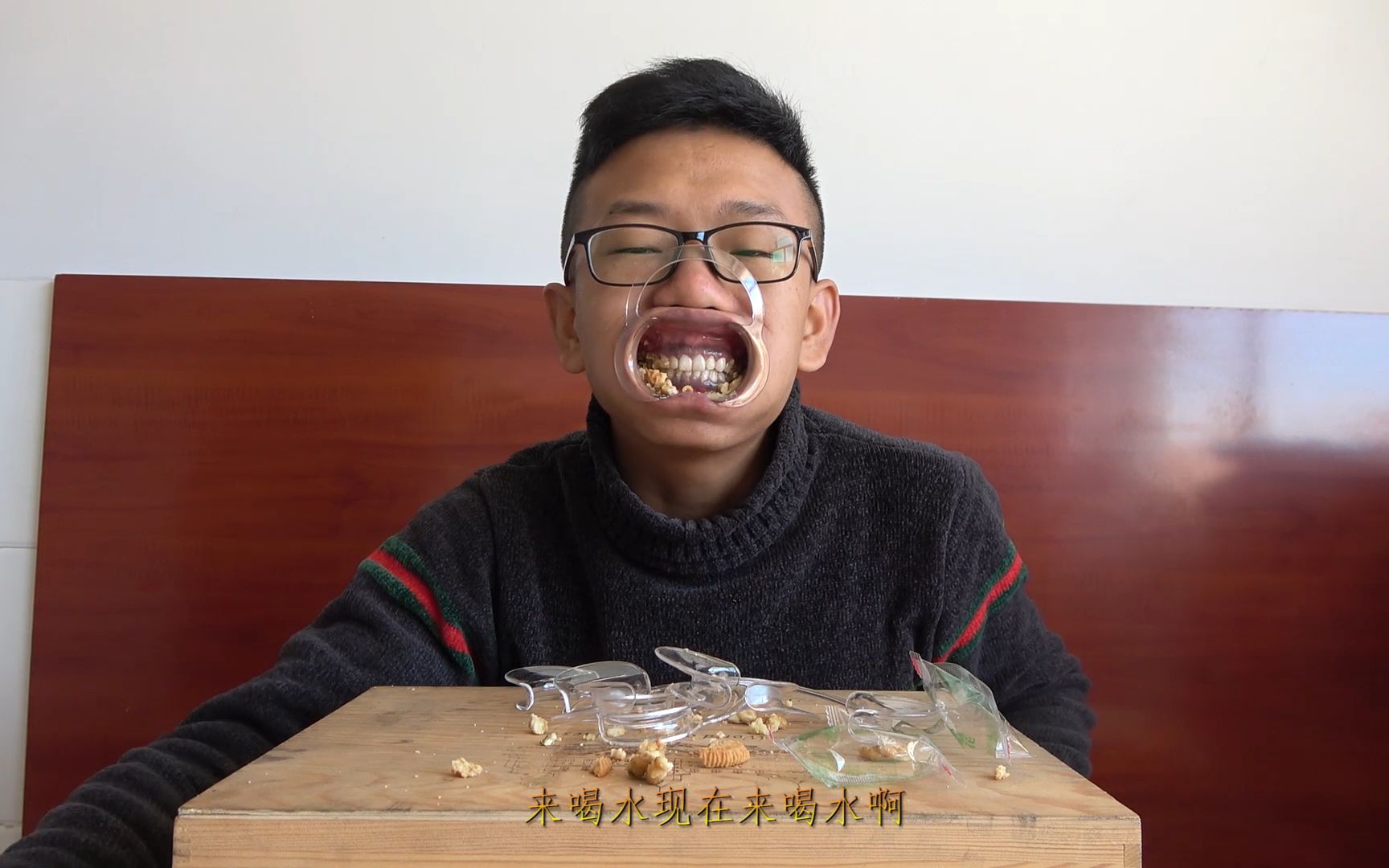 搞笑试玩整蛊道具撑口器结果嘴被撑的啥东西也吃不了太尴尬了