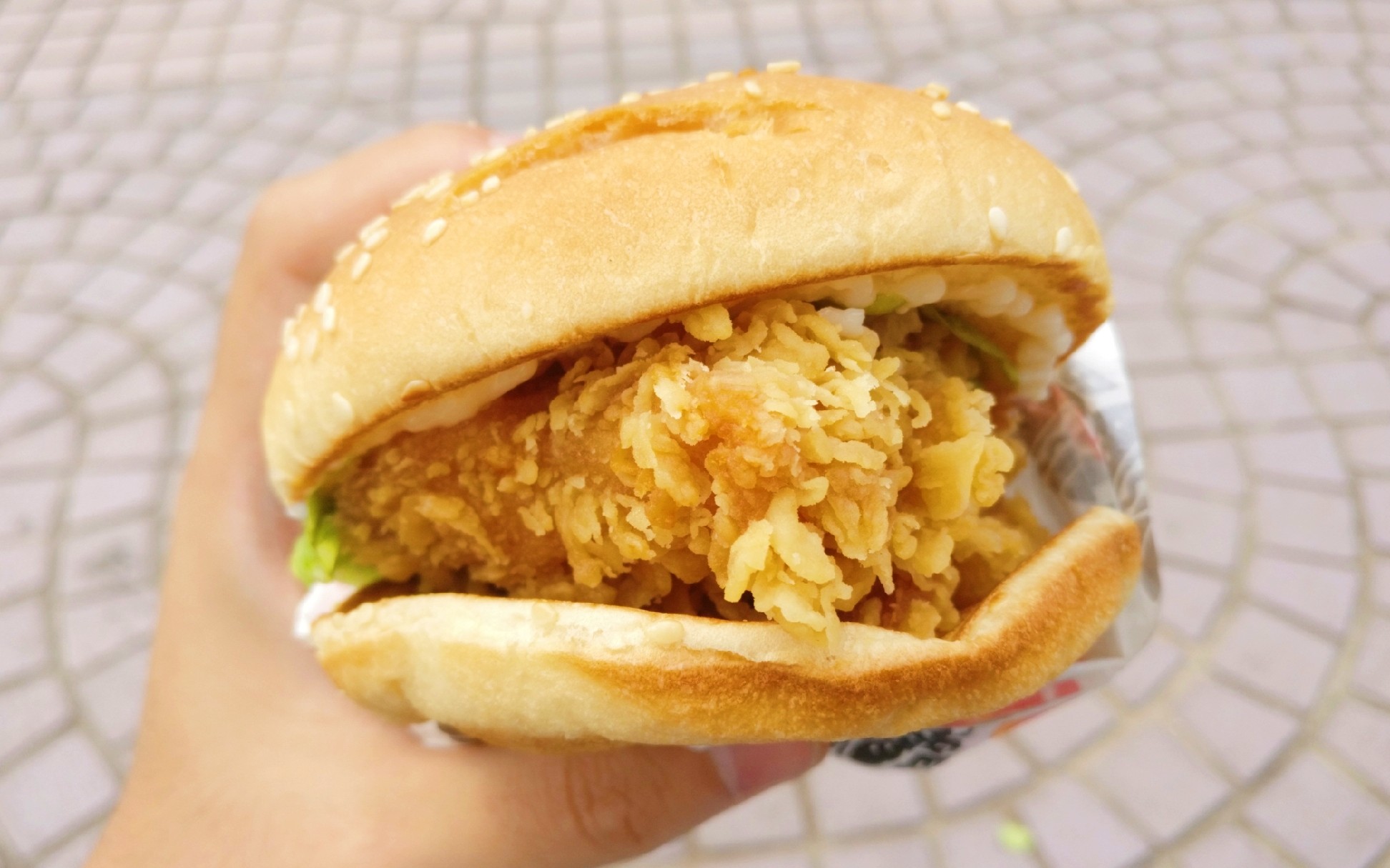 【汉堡包】正新鸡排新出的炸鸡汉堡,8块钱一个还赠饮料,尝尝味道怎么