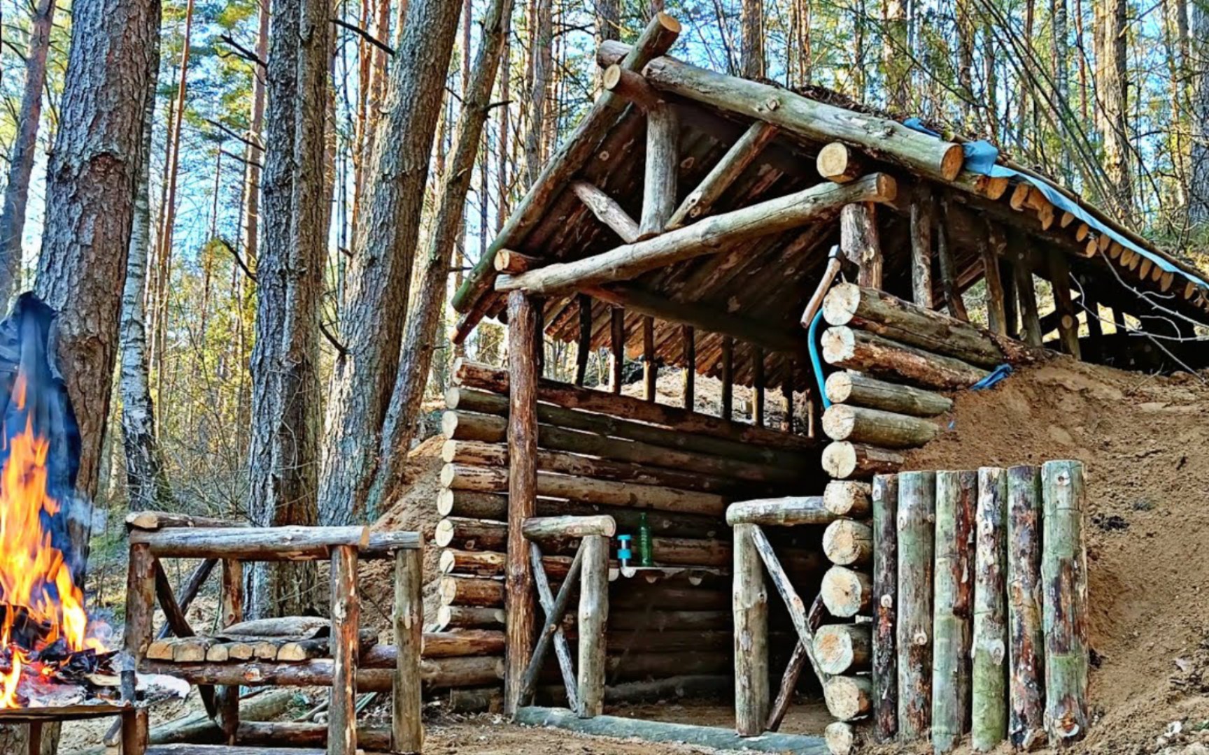 防空洞避难所木屋营地,屋顶安装防雨帆布,户外野营旅行